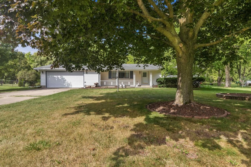 943 N Oakwood Rd, Oshkosh, WI 54904