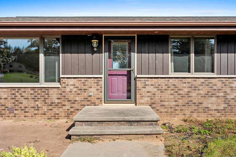 W8136 Sandy Ln, Hortonville, WI 54944