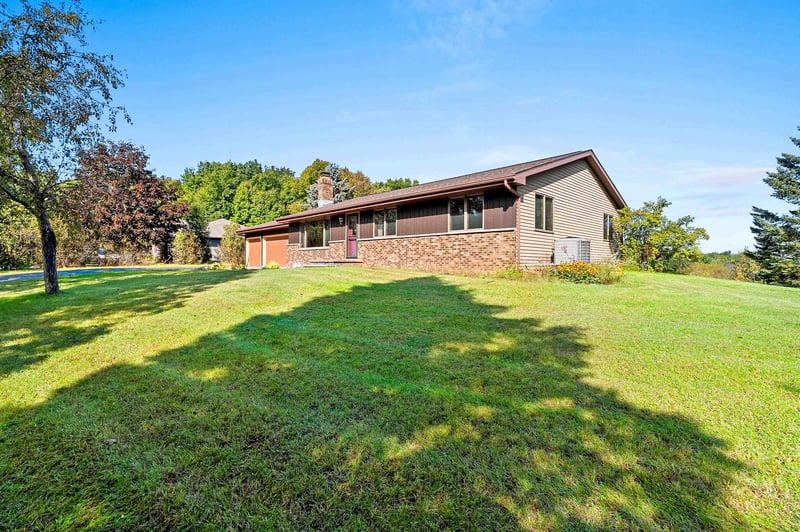 W8136 Sandy Ln, Hortonville, WI 54944