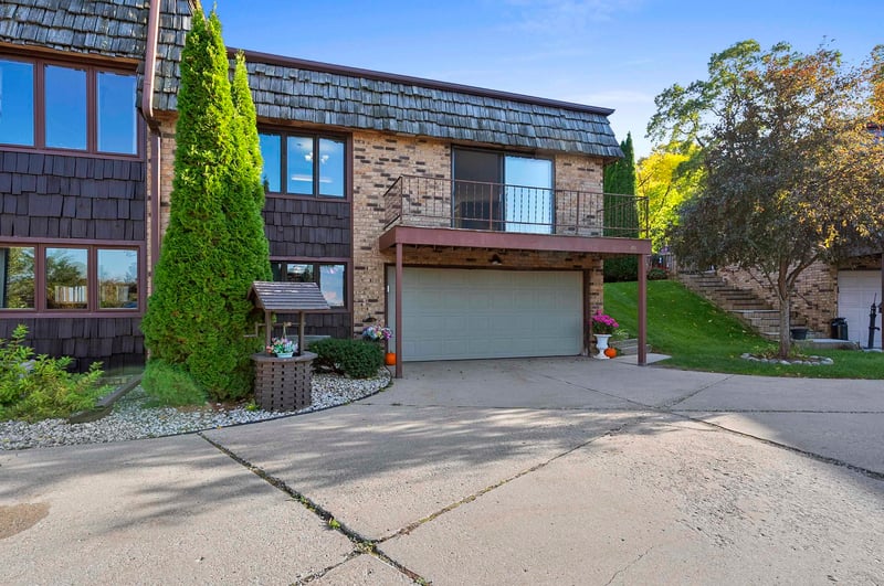 1140 Mt Mary Dr, Green Bay, WI 54311-5820
