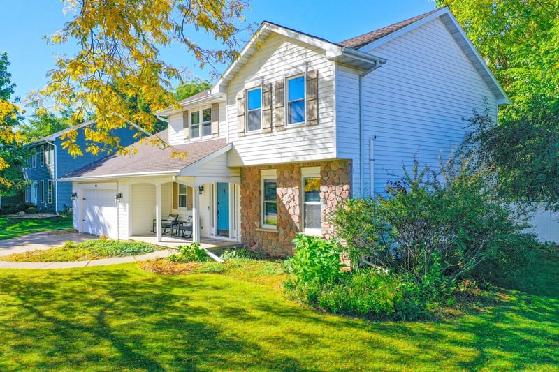 829 Meadowbrook Dr, Green Bay, WI 54313-6973