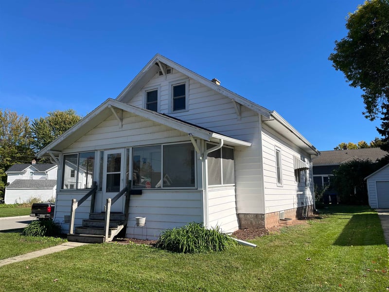 302 Pine St, Neenah, WI 54956-3336