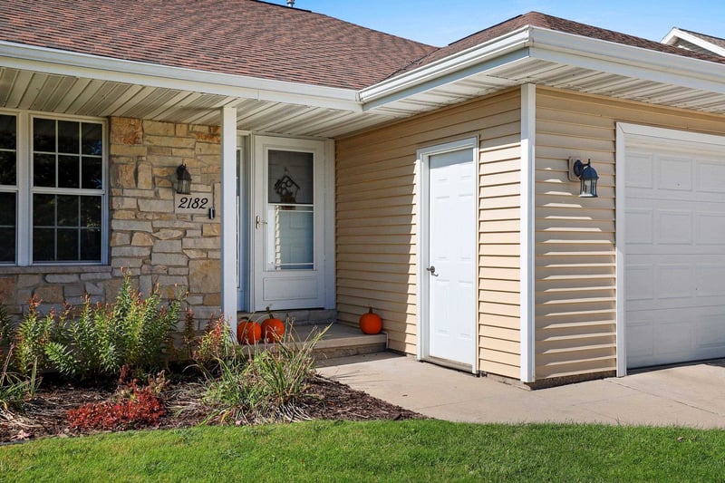 2182 W Melcorn Cir, De Pere, WI 54115-7120