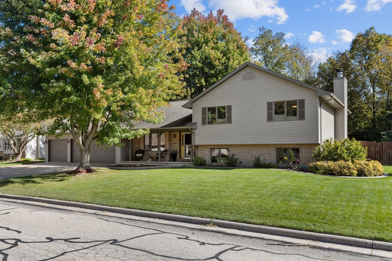 1605 Meadowbreeze Cir, Neenah, WI 54956