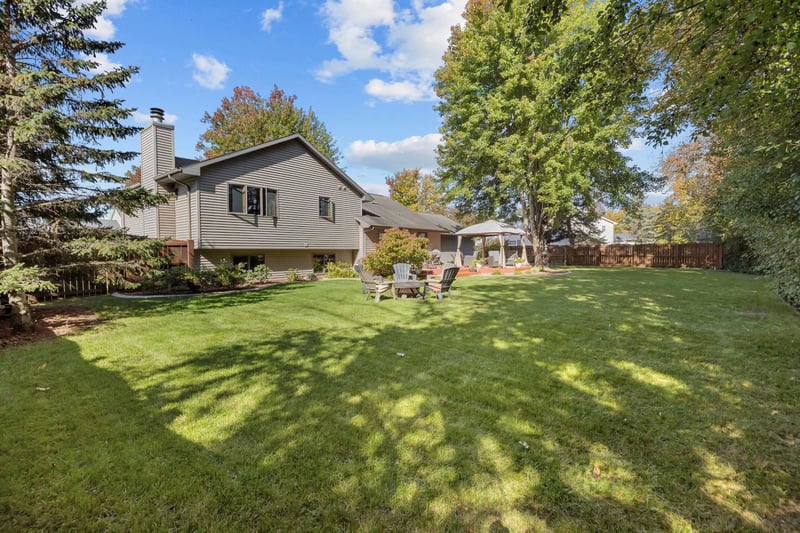 1605 Meadowbreeze Cir, Neenah, WI 54956