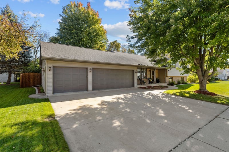 1605 Meadowbreeze Cir, Neenah, WI 54956