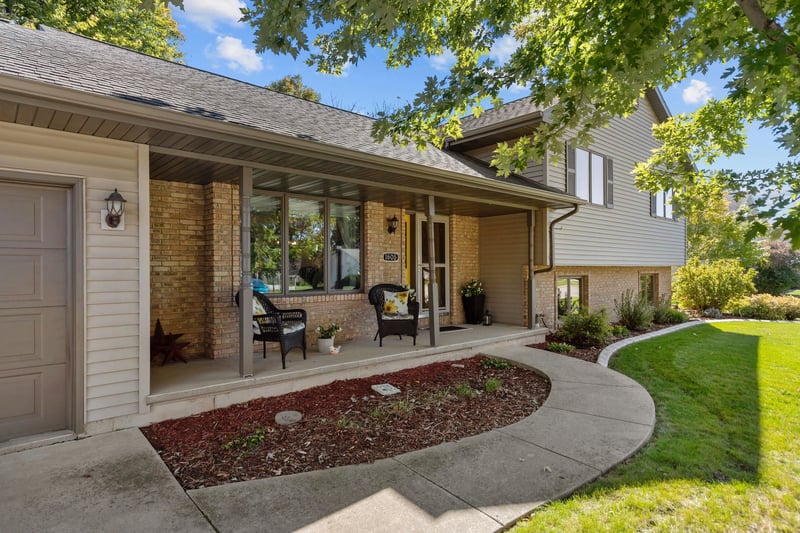 1605 Meadowbreeze Cir, Neenah, WI 54956