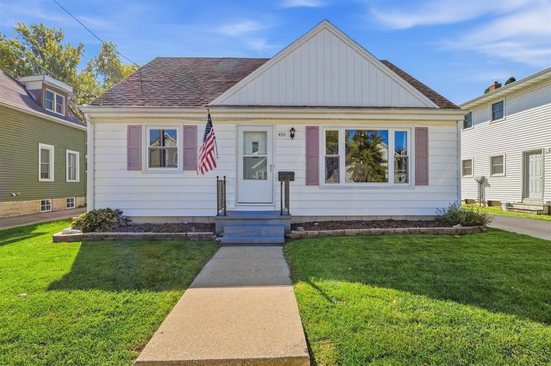 855 W 12th Ave, Oshkosh, WI 54902