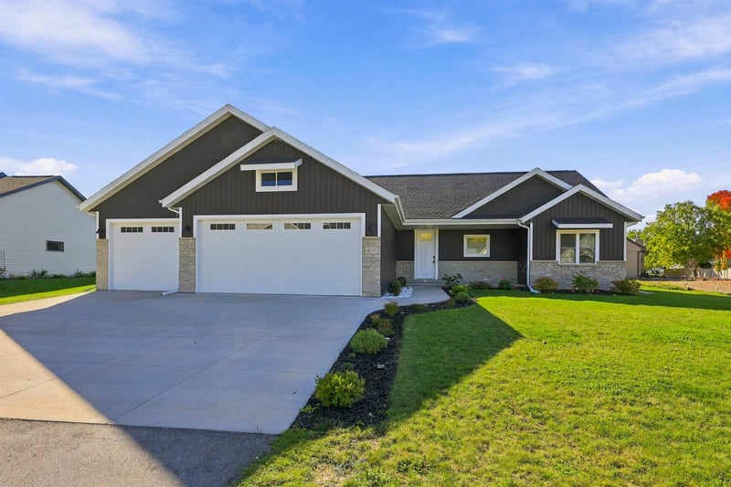 407 Jerelyn Ct, Combined Locks, WI 54113