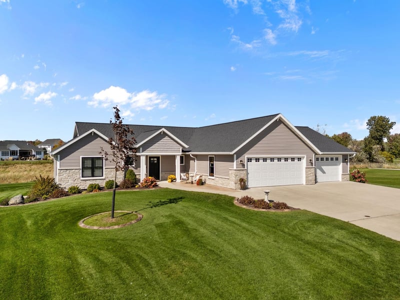 4265 N Deer Valley Ct, Appleton, WI 54913