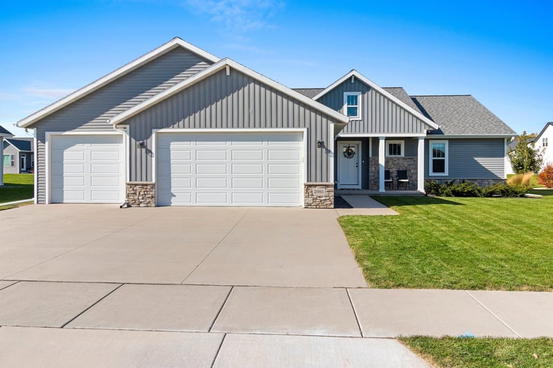 2985 E Bluetopaz Dr, Appleton, WI 54913-2326