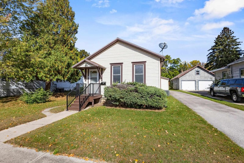 1463 Kurtz Ave, Green Bay, WI 54301