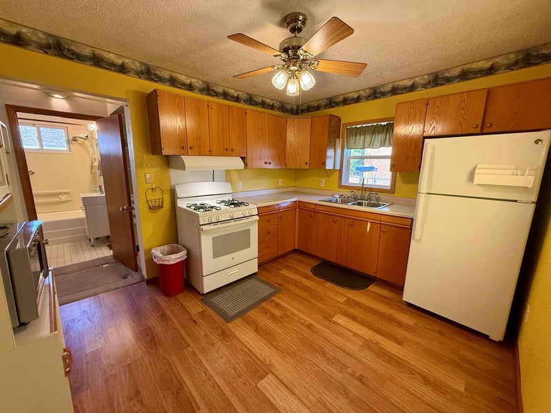 728 W 5th Ave, Oshkosh, WI 54902-5835