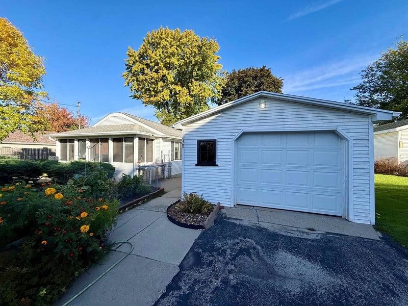 728 W 5th Ave, Oshkosh, WI 54902-5835