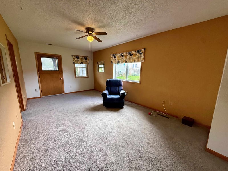 728 W 5th Ave, Oshkosh, WI 54902-5835