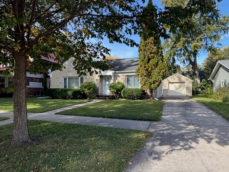 1036 S Roosevelt St, Green Bay, WI 54301-3102