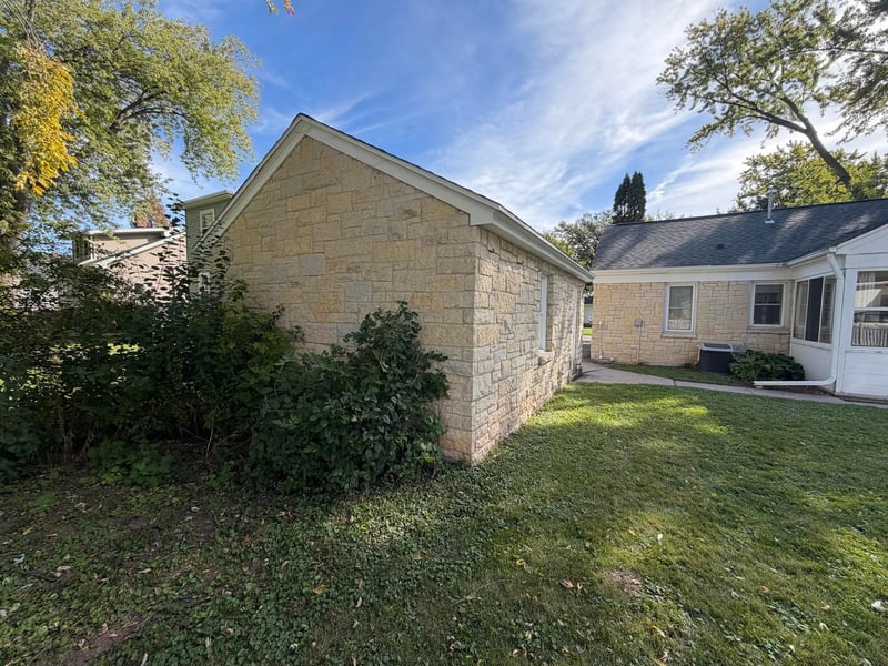 1036 S Roosevelt St, Green Bay, WI 54301-3102