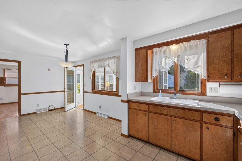 1608 Harold St, Green Bay, WI 54302-3027