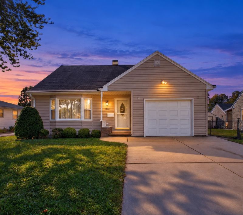1608 Harold St, Green Bay, WI 54302-3027
