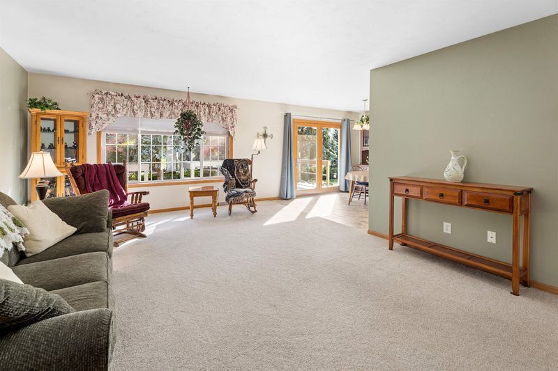 2131 Deer Prairie Dr, Neenah, WI 54956