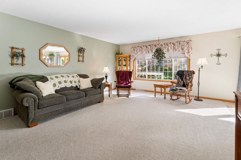 2131 Deer Prairie Dr, Neenah, WI 54956