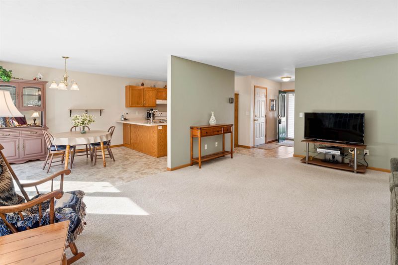 2131 Deer Prairie Dr, Neenah, WI 54956