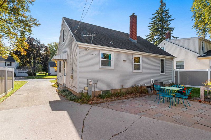 1328 Reed St, Green Bay, WI 54303-3106