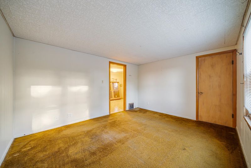 1636 Delaware St, Oshkosh, WI 54902-6725