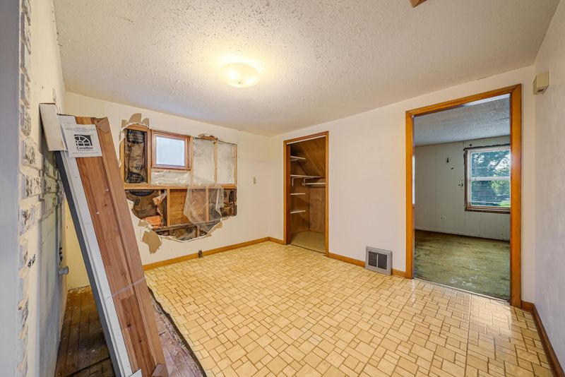1636 Delaware St, Oshkosh, WI 54902-6725