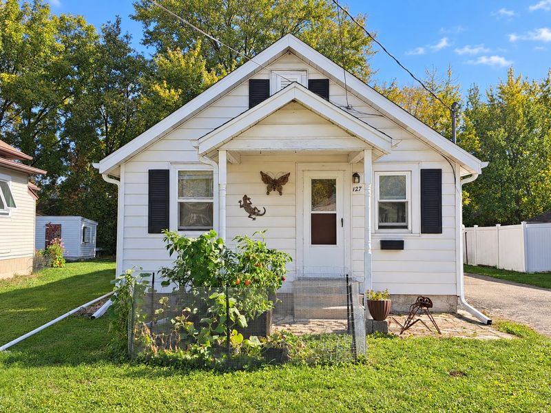127 Plummer Ave, Neenah, WI 54956