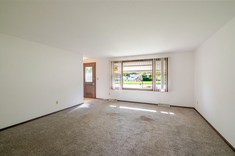 2682 Tulip Ln, Howard, WI 54313-7061