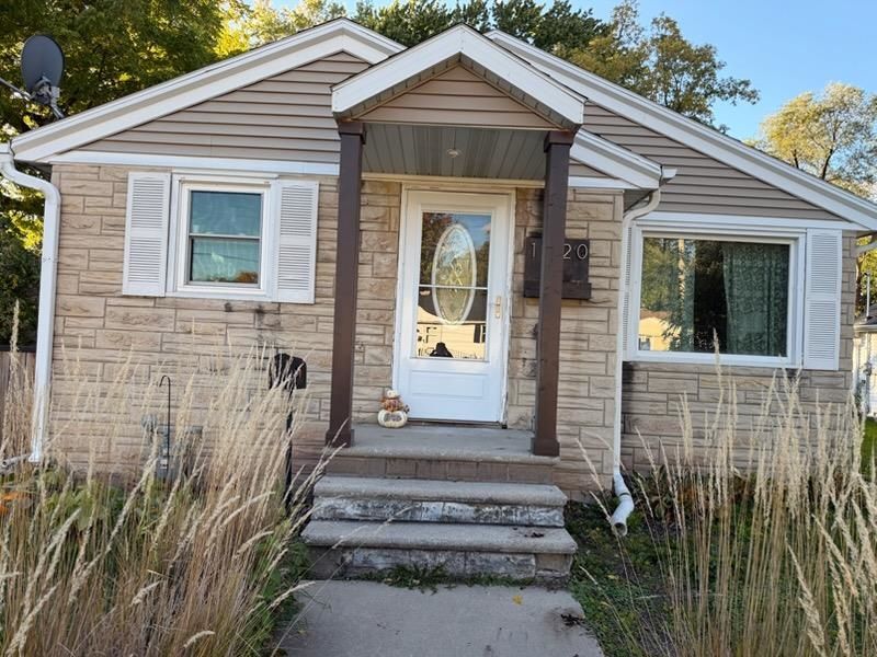1020 Wirtz Ave, Green Bay, WI 54304-2544