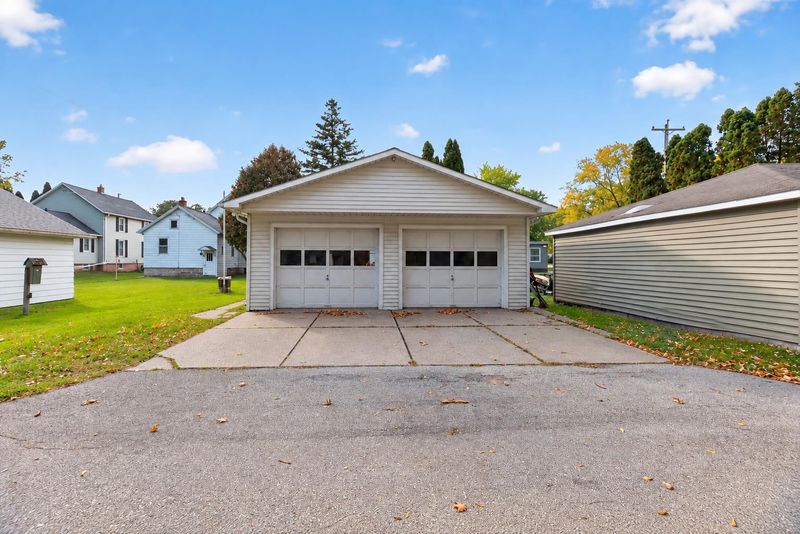 1532 Maple Ave, Oshkosh, WI 54902