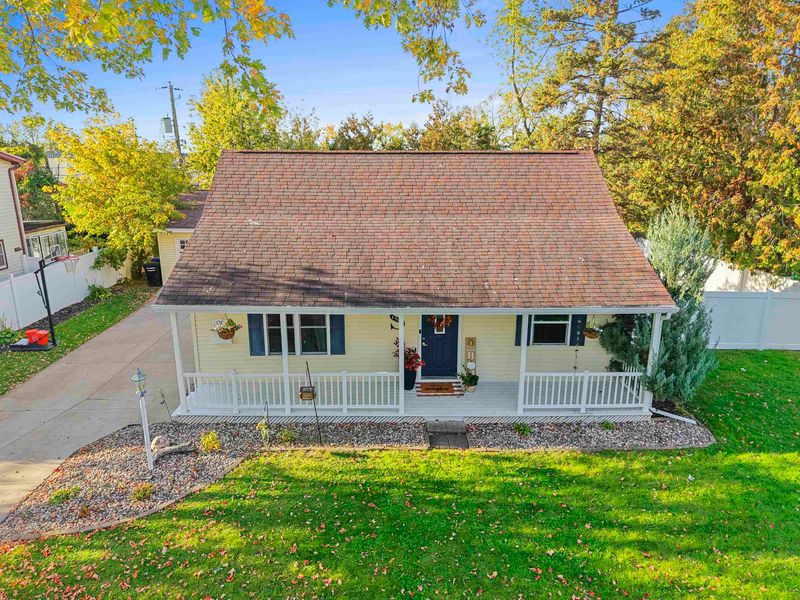 1306 S Riverdale Dr, Appleton, WI 54914