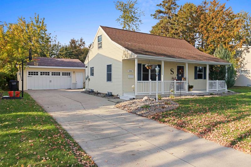 1306 S Riverdale Dr, Appleton, WI 54914
