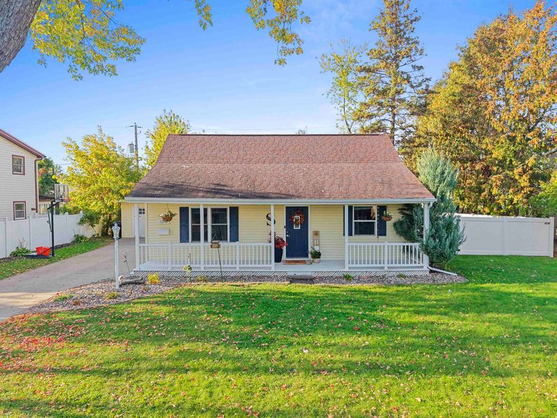 1306 S Riverdale Dr, Appleton, WI 54914
