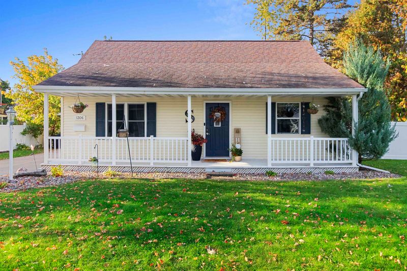 1306 S Riverdale Dr, Appleton, WI 54914