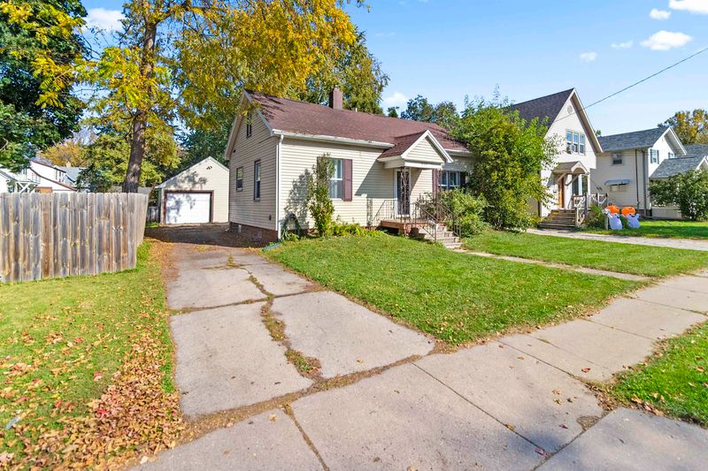 1060 Dousman St, Green Bay, WI 54303