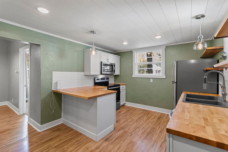 1060 Dousman St, Green Bay, WI 54303