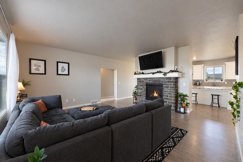 3188 Enchanted Ct, Green Bay, WI 54311-3407