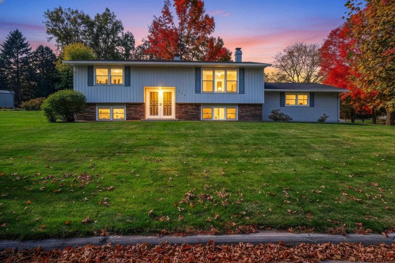 220 Cliffview Dr, Green Bay, WI 54302-4932