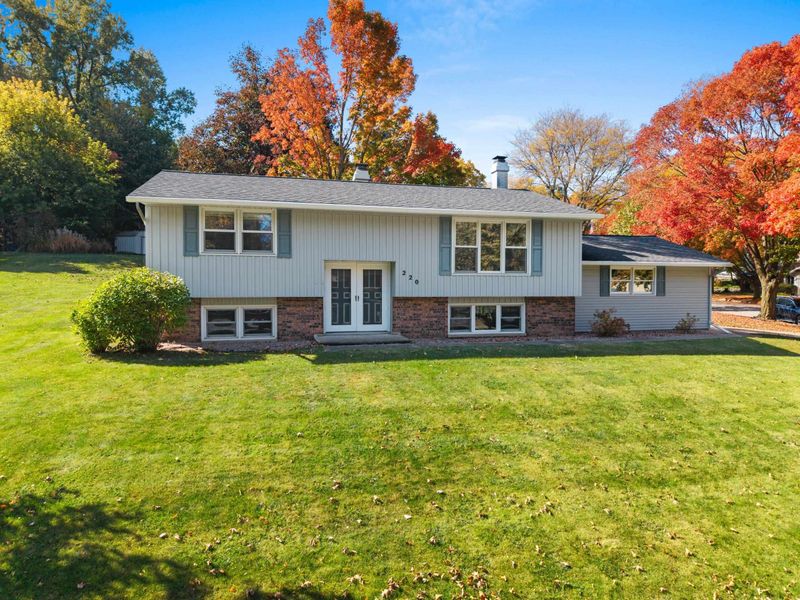 220 Cliffview Dr, Green Bay, WI 54302-4932