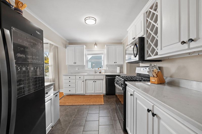240 E Allouez Ave, Green Bay, WI 54301