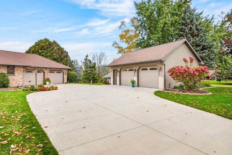 N2941 Valley View Dr, Hortonville, WI 54944