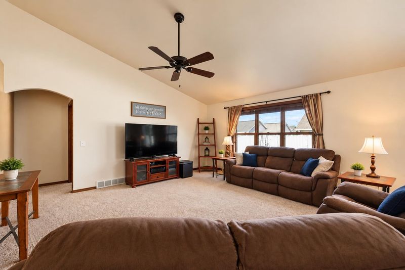 833 S Melcorn Cir, De Pere, WI 54115