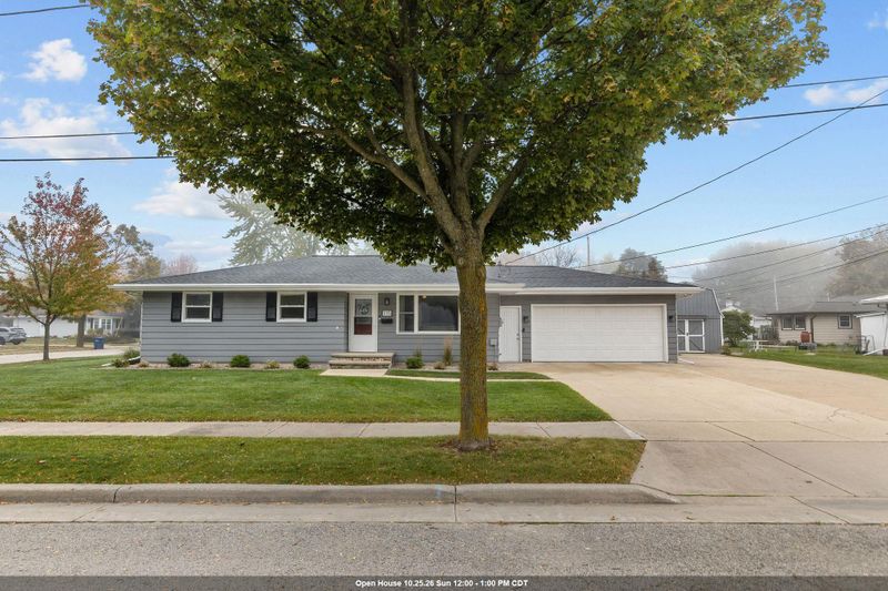 115 Daniel Ct, Combined Locks, WI 54113