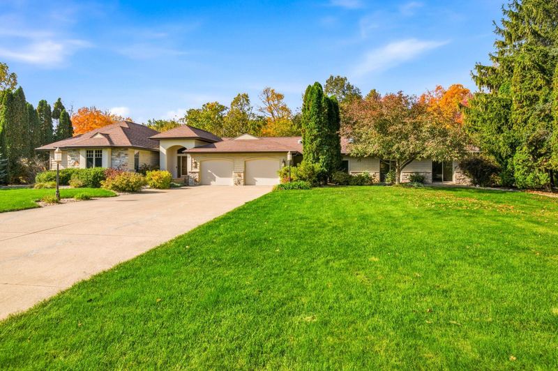 106 Edgewood Ln, Combined Locks, WI 54113