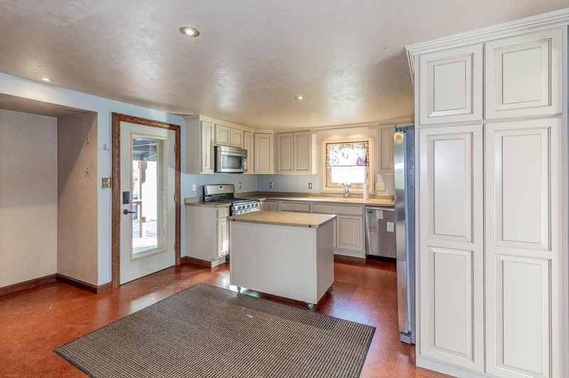 W7773 East St, Shiocton, WI 54170-8606