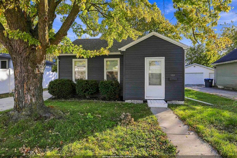 121 Plummer Ave, Neenah, WI 54956-2221