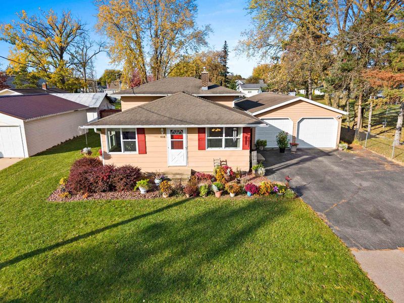 610 2nd St, Pulaski, WI 54162-9220